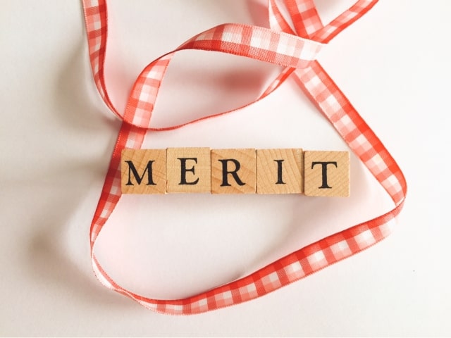 「MERIT」とかかれた木の箱